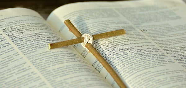Kreuz auf einer Bibel